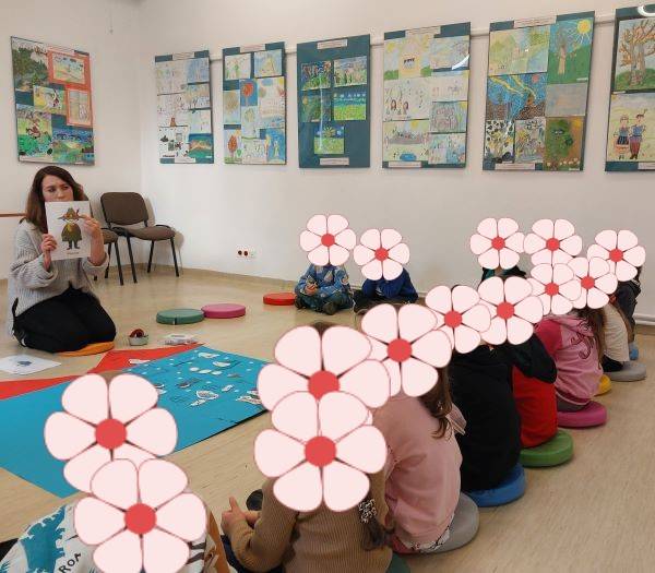 Bajki o Muminkach. Dzieci słuchają opowiadania o Muminkach.
