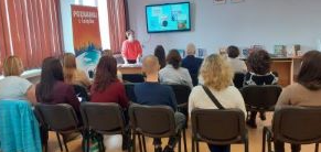 Warsztaty z pedagogami i psychologami szkolnymi. Bibliotekarz prezentuje książki pedagogom psychologom szkolnym.