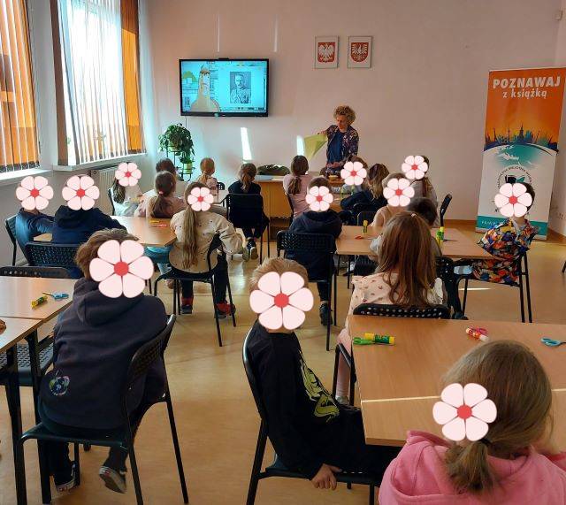 Zajęcia patriotyczne. Dzieci oglądają bajkę o Kasztance.
