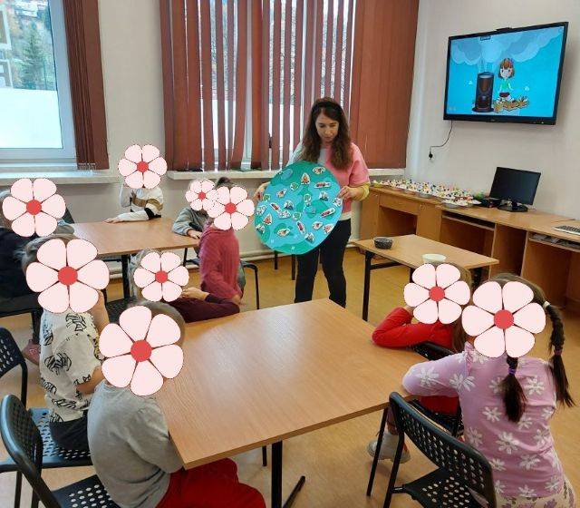 Zajęcia z ekologii. Dzieci biorą udział w zabawie o tematyce ekologicznej.