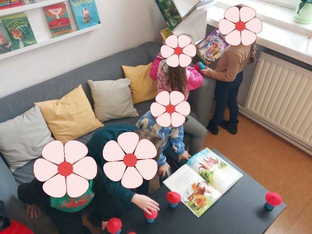 Książki dla dzieci. Dzieci oglądają książki.