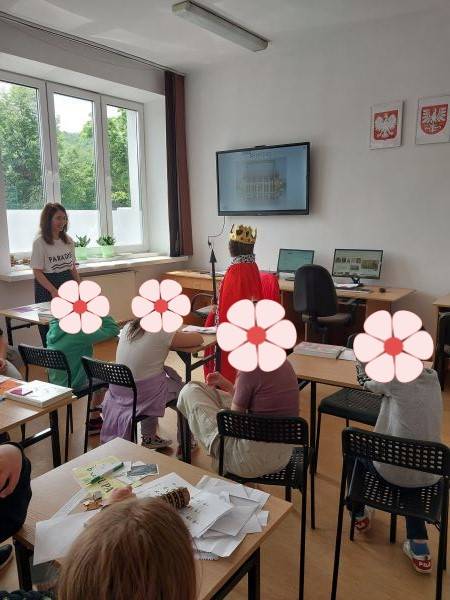 Lekcja biblioteczna z okazji Tysiąclecia Królestwa Polskiego. Młodzież uczestniczy w lekcji bibliotecznej na temat jak Bolesław Chrobry został królem Polski..