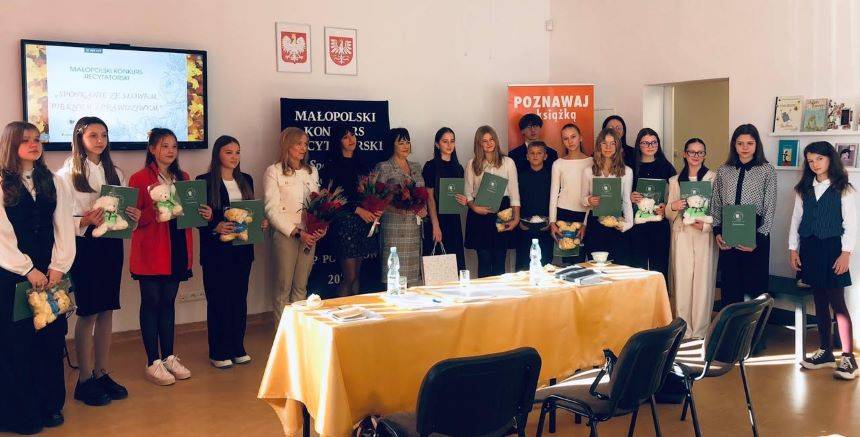 Małopolski Konkurs Recytatorski - etap powiatowy. Jury wraz z uczestnikami Konkursu.