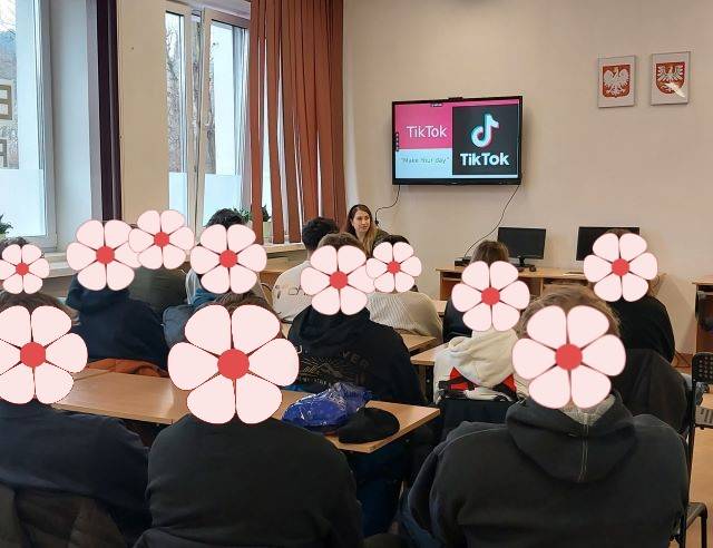 Bezpieczeństwo mediów społecznościowych. Uczniowie starszych klas słuchają informacji o bezpieczeństwie w mediach społecznościowych.